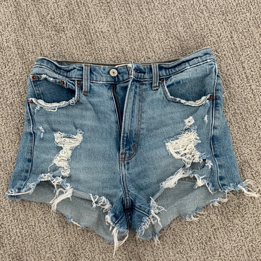 High rise mom jean shorts from Abercrombie & Fitch. Women’s size 27 (us 4)